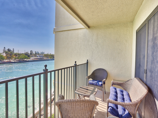 Luxurious Bayfront Condo Steps to beach